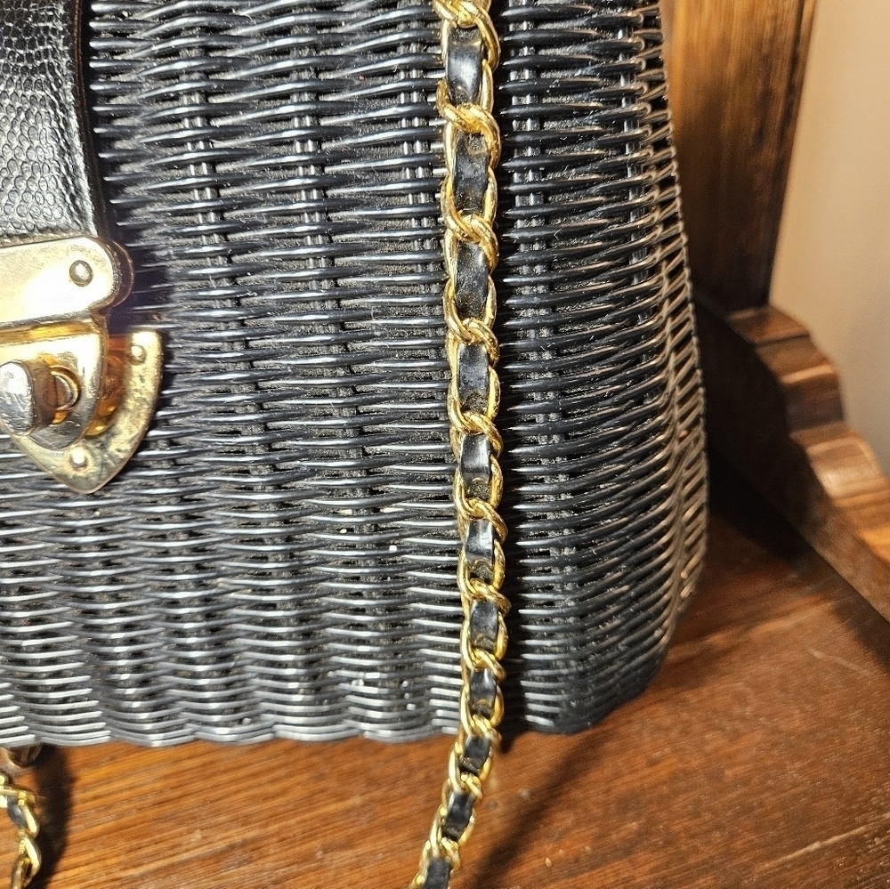 Vintage Black Basket weave shoulder bag. - Picture 5 of 15